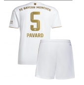 Billige Bayern Munich Benjamin Pavard #5 Udebanetrøje Børn 2022-23 Kort ærmer (+ bukser)