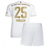 Billige Bayern Munich Thomas Muller #25 Udebanetrøje Børn 2022-23 Kort ærmer (+ bukser)