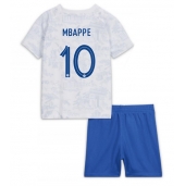 Billige Frankrig Kylian Mbappe #10 Udebanetrøje Børn VM 2022 Kort ærmer (+ bukser)