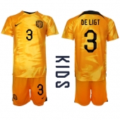Billige Holland Matthijs de Ligt #3 Hjemmebanetrøje Børn VM 2022 Kort ærmer (+ bukser)