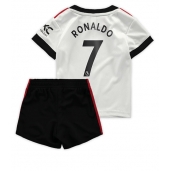 Billige Manchester United Cristiano Ronaldo #7 Udebanetrøje Børn 2022-23 Kort ærmer (+ bukser)