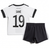 Billige Tyskland Leroy Sane #19 Hjemmebanetrøje Børn VM 2022 Kort ærmer (+ bukser)