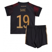 Billige Tyskland Leroy Sane #19 Udebanetrøje Børn VM 2022 Kort ærmer (+ bukser)