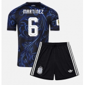 Billige Argentina Lisandro Martinez #6 Udebanetrøje Børn VM 2026 Kort ærmer (+ bukser)