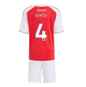 Billige Arsenal Ben White #4 Hjemmebanetrøje Børn 2025-26 Kort ærmer (+ bukser)
