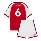 Billige Arsenal Gabriel Magalhaes #6 Hjemmebanetrøje Børn 2026-27 Kort ærmer (+ bukser)