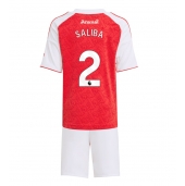 Billige Arsenal William Saliba #2 Hjemmebanetrøje Børn 2025-26 Kort ærmer (+ bukser)