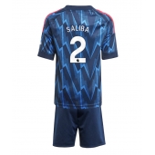 Billige Arsenal William Saliba #2 Udebanetrøje Børn 2025-26 Kort ærmer (+ bukser)