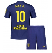 Billige Atletico Madrid Alex Baena #10 Udebanetrøje Børn 2025-26 Kort ærmer (+ bukser)