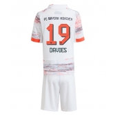 Billige Bayern Munich Alphonso Davies #19 Udebanetrøje Børn 2025-26 Kort ærmer (+ bukser)