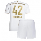 Billige Bayern Munich Jamal Musiala #42 Udebanetrøje Børn 2022-23 Kort ærmer (+ bukser)