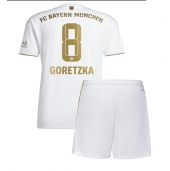 Billige Bayern Munich Leon Goretzka #8 Udebanetrøje Børn 2022-23 Kort ærmer (+ bukser)