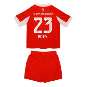 Billige Bayern Munich Sacha Boey #23 Hjemmebanetrøje Børn 2025-26 Kort ærmer (+ bukser)