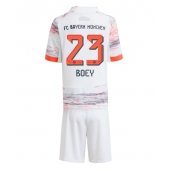 Billige Bayern Munich Sacha Boey #23 Udebanetrøje Børn 2025-26 Kort ærmer (+ bukser)
