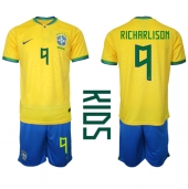 Billige Brasilien Richarlison #9 Hjemmebanetrøje Børn VM 2022 Kort ærmer (+ bukser)