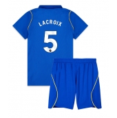 Billige Chelsea Maxence Lacroix #5 Hjemmebanetrøje Børn 2026-27 Kort ærmer (+ bukser)
