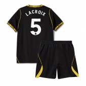 Billige Chelsea Maxence Lacroix #5 Udebanetrøje Børn 2026-27 Kort ærmer (+ bukser)