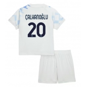 Billige Inter Milan Hakan Calhanoglu #20 Udebanetrøje Børn 2025-26 Kort ærmer (+ bukser)