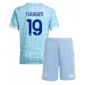 Billige Juventus Khephren Thuram #19 Udebanetrøje Børn 2025-26 Kort ærmer (+ bukser)