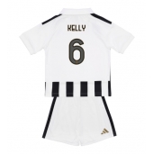 Billige Juventus Lloyd Kelly #6 Hjemmebanetrøje Børn 2026-27 Kort ærmer (+ bukser)