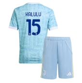 Billige Juventus Pierre Kalulu #15 Udebanetrøje Børn 2025-26 Kort ærmer (+ bukser)