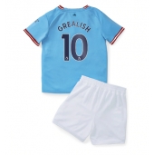 Billige Manchester City Jack Grealish #10 Hjemmebanetrøje Børn 2022-23 Kort ærmer (+ bukser)