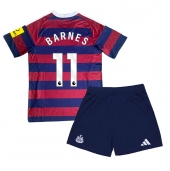 Billige Newcastle United Harvey Barnes #11 Udebanetrøje Børn 2024-25 Kort ærmer (+ bukser)