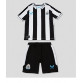 Billige Newcastle United Hjemmebanetrøje Børn 2022-23 Kort ærmer (+ bukser)