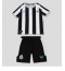 Billige Newcastle United Hjemmebanetrøje Børn 2022-23 Kort ærmer (+ bukser)