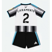 Billige Newcastle United Tino Livramento #2 Hjemmebanetrøje Børn 2026-27 Kort ærmer (+ bukser)
