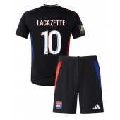 Billige Olympique Lyonnais Alexandre Lacazette #10 Udebanetrøje Børn 2024-25 Kort ærmer (+ bukser)