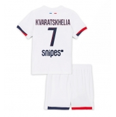 Billige Paris Saint-Germain Khvicha Kvaratskhelia #7 Udebanetrøje Børn 2025-26 Kort ærmer (+ bukser)