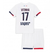 Billige Paris Saint-Germain Vitinha #17 Udebanetrøje Børn 2025-26 Kort ærmer (+ bukser)
