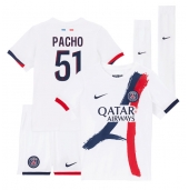 Billige Paris Saint-Germain Willian Pacho #51 Udebanetrøje Børn 2024-25 Kort ærmer (+ bukser)