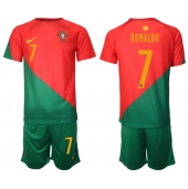 Billige Portugal Cristiano Ronaldo #7 Hjemmebanetrøje Børn VM 2022 Kort ærmer (+ bukser)