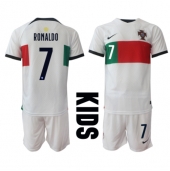 Billige Portugal Cristiano Ronaldo #7 Udebanetrøje Børn VM 2022 Kort ærmer (+ bukser)
