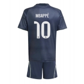 Billige Real Madrid Kylian Mbappe #10 Udebanetrøje Børn 2025-26 Kort ærmer (+ bukser)