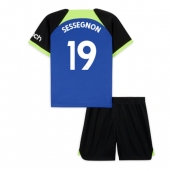 Billige Tottenham Hotspur Ryan Sessegnon #19 Udebanetrøje Børn 2022-23 Kort ærmer (+ bukser)
