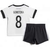 Billige Tyskland Leon Goretzka #8 Hjemmebanetrøje Børn VM 2022 Kort ærmer (+ bukser)