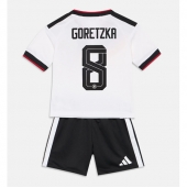 Billige Tyskland Leon Goretzka #8 Hjemmebanetrøje Børn VM 2026 Kort ærmer (+ bukser)