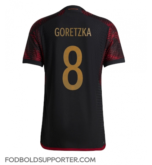 Billige Tyskland Leon Goretzka #8 Udebanetrøje VM 2022 Kort ærmer